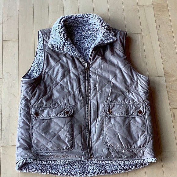 Thread & Supply Wubby Reversible Sherpa Vest - Picture 5 of 6